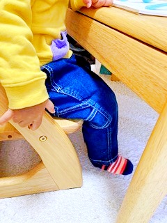 1歳7か月の息子でも座板の前後調整でイスに足が付く
