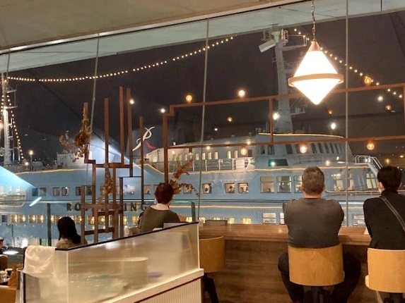 cafe&dining blue terminalでは目の前に船が停泊する