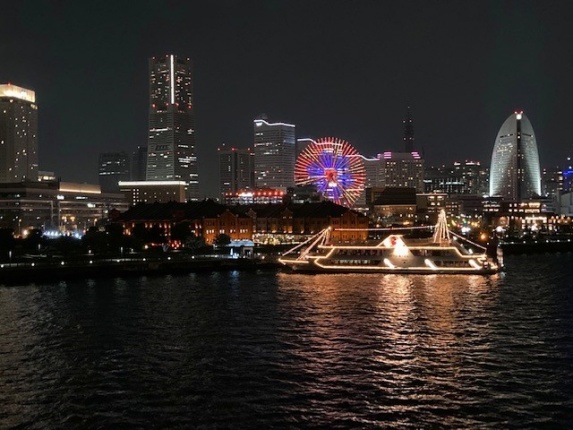 横浜港大さん橋から見えるみなとみらいの夜景