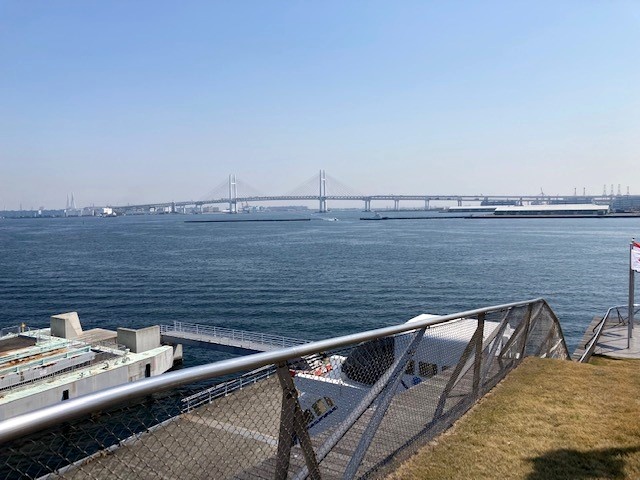 横浜港大さん橋から見えるベイブリッジの写真