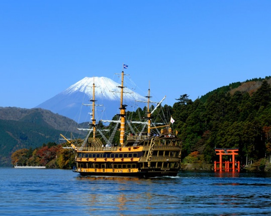 箱根芦ノ湖の海賊船「ビクトリー」と富士山の写真