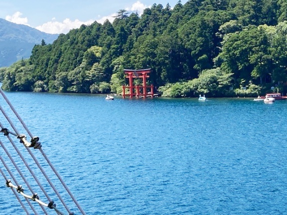 箱根芦ノ湖から見た箱根神社の平和の鳥居