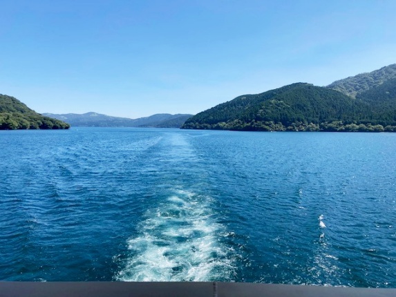 海賊船から見た芦ノ湖の写真