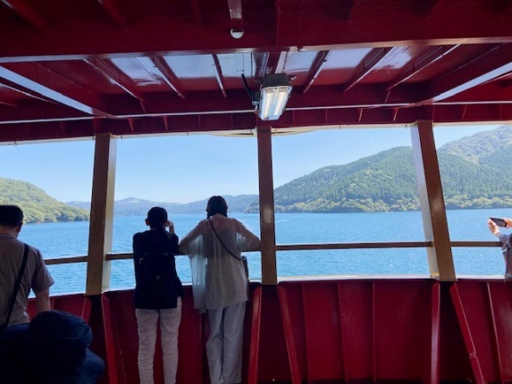 箱根芦ノ湖の海賊船の中から見た景色