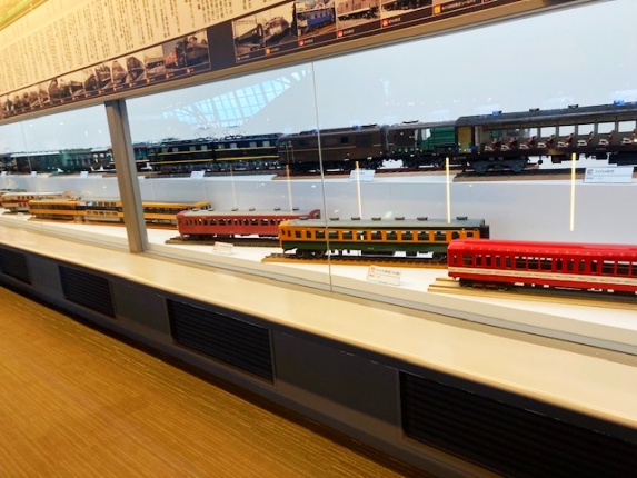 鉄道博物館の2階には模型が並んでいる