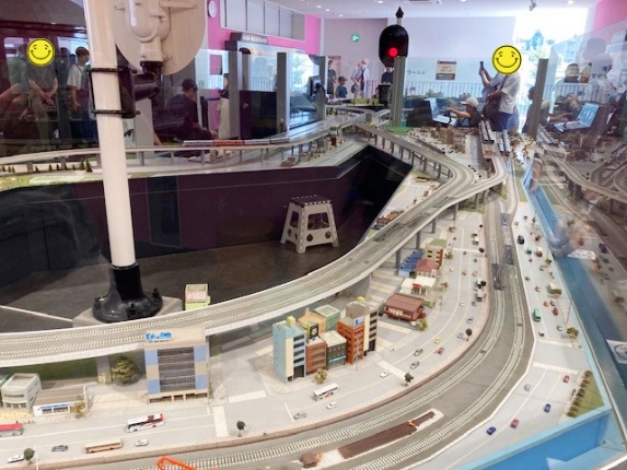 電車とバスの博物館のジオラマ・シミュレーターを上から撮影した写真
