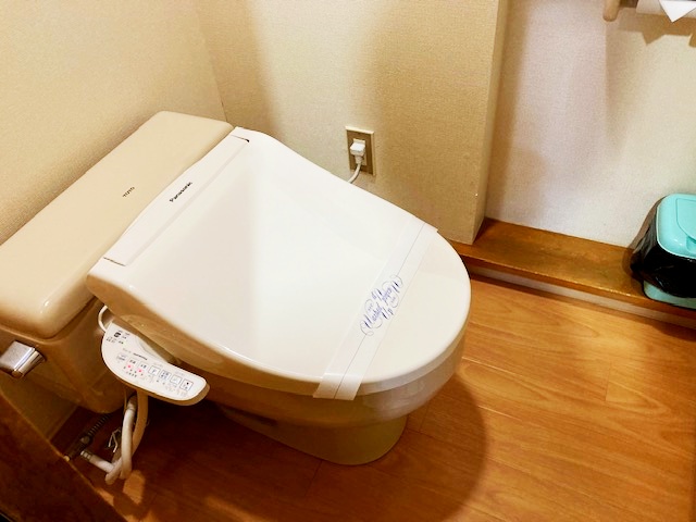 丸峰観光ホテルの部屋のトイレの写真